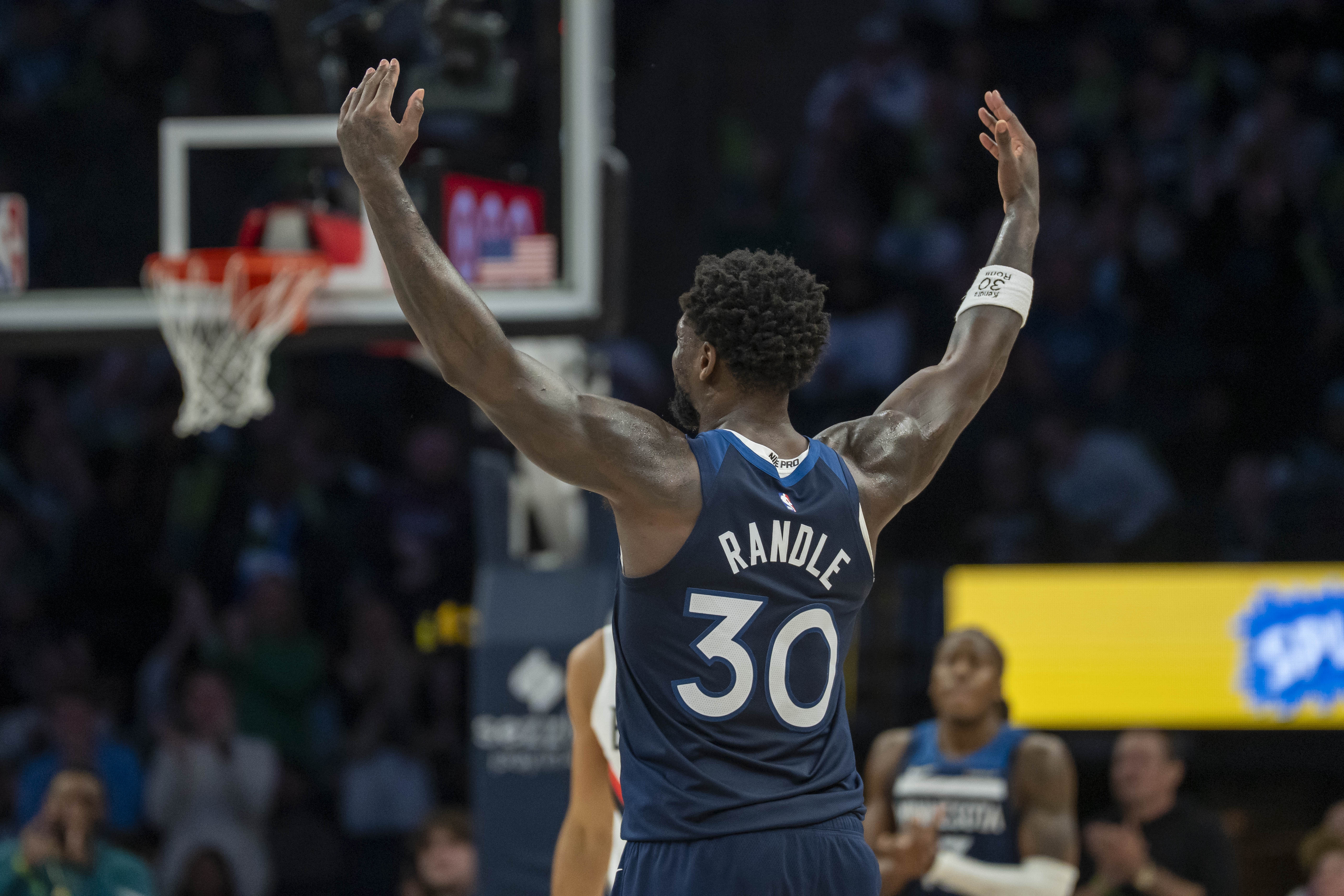 星空体育APP-兰德尔：我们防守其实不错 但开局给了对手太多二次进攻机会